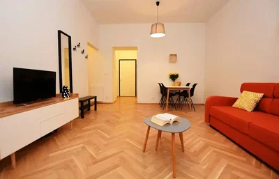 Obývací pokoj; dřevěná podlaha, přirozené světlo, moderní styl