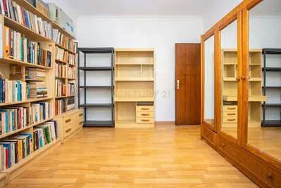 Obývací pokoj; dřevěná podlaha, dřevěné trámy, přirozené světlo