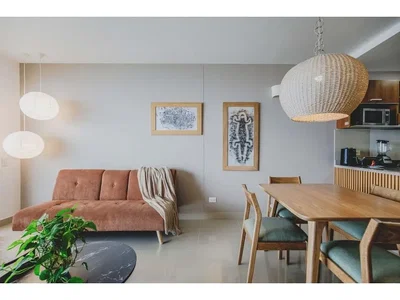 Salon; carrelage, lumière naturelle, style moderne, électroménager
