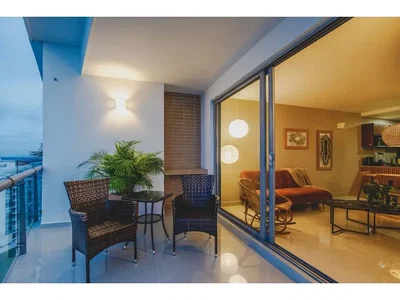 Balcon; vue, carrelage, lumière naturelle