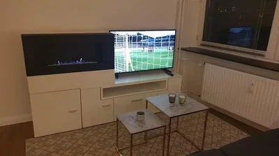 Wohnzimmer; fliesenboden, kamin, tageslicht