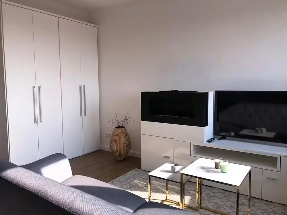 Wohnzimmer; tageslicht, holzboden, moderner stil