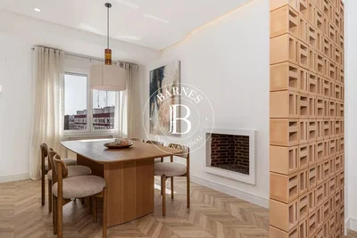 Salon; parquet, cheminée, lumière naturelle, style moderne