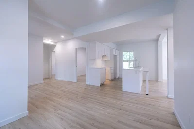 Wohnzimmer; holzboden, tageslicht, renoviert