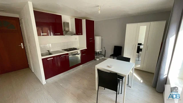 مطبخ; أجهزة المطبخ, أرضية من البلاط, ضوء طبيعي