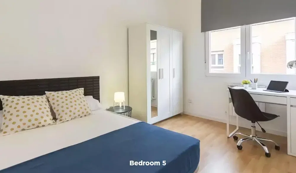 Chambre; lumière naturelle, parquet