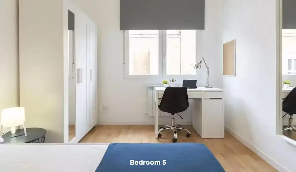 Chambre; lumière naturelle, parquet