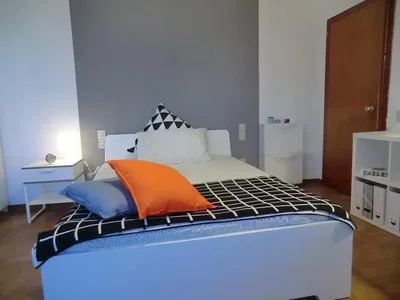 Υπνοδωμάτιο; φυσικό φως, ξύλινο πάτωμα