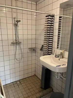 Toilettes; carrelage, nécessite rénovation, lumière naturelle