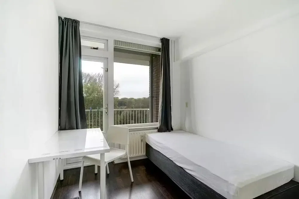 Chambre; lumière naturelle, parquet