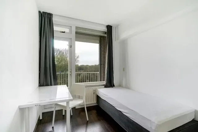 Chambre; lumière naturelle, parquet