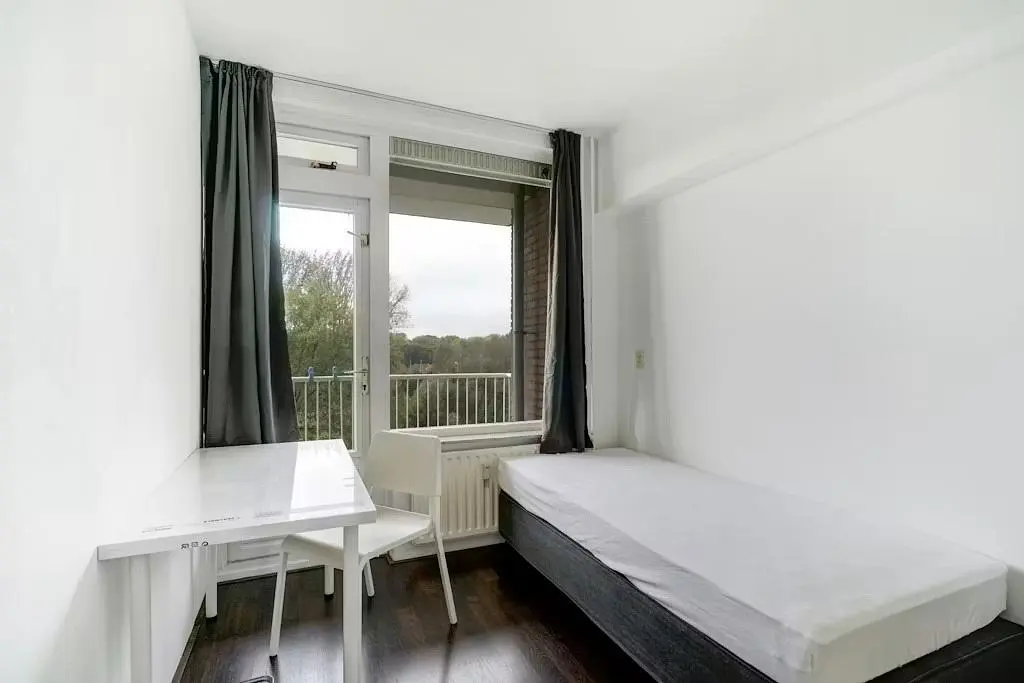 Chambre; lumière naturelle, parquet
