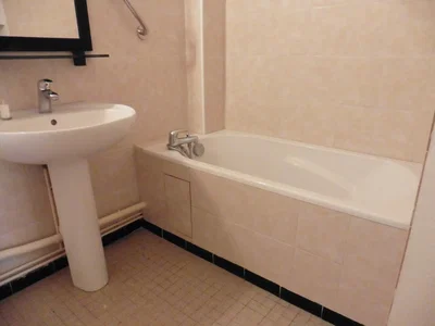 Salle de bain; carrelage, lumière naturelle