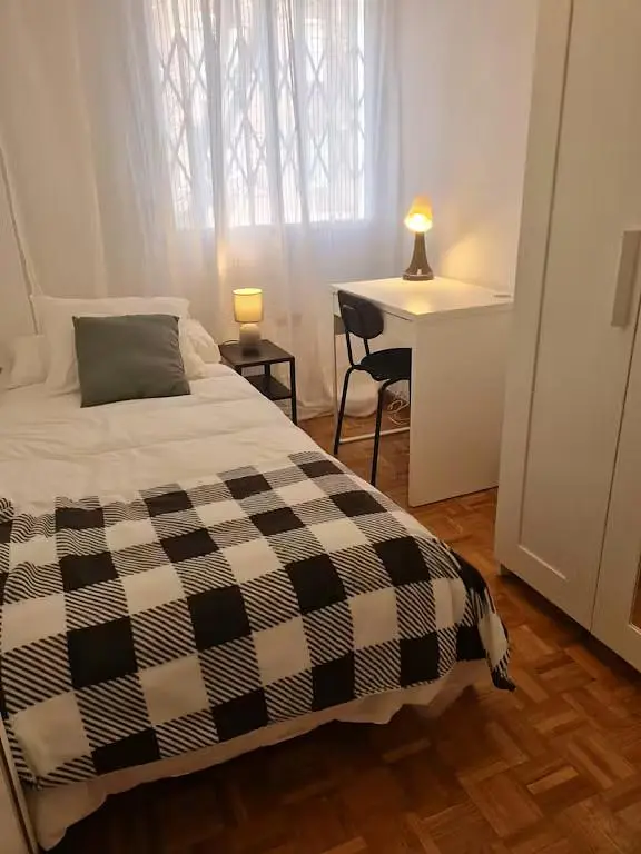 Chambre; lumière naturelle, parquet