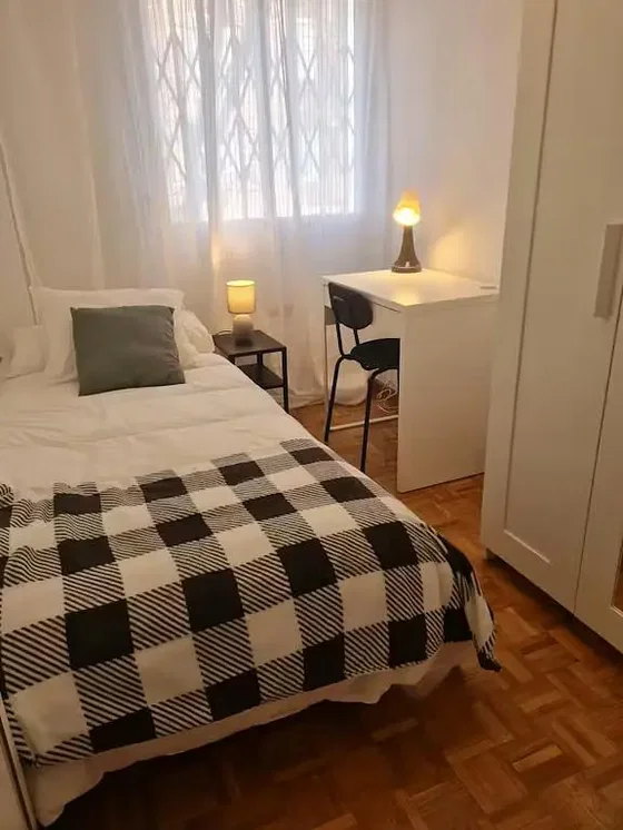 Chambre; lumière naturelle, parquet