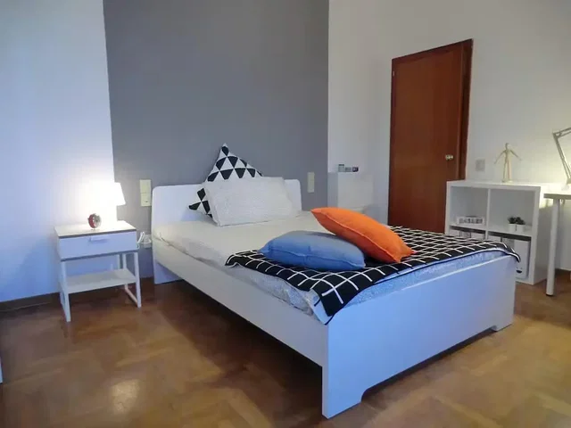 Camera da letto; pavimento in legno, luce naturale