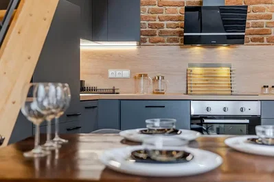 Cuisine; électroménager, parquet, lumière naturelle, style moderne, rénové