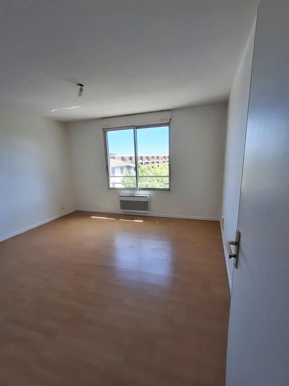 Schlafzimmer; holzboden, tageslicht