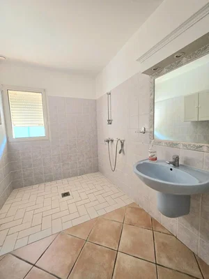 Badezimmer; fliesenboden, tageslicht