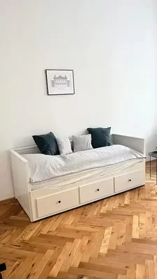 Spavaća soba; drveni pod, prirodno svjetlo