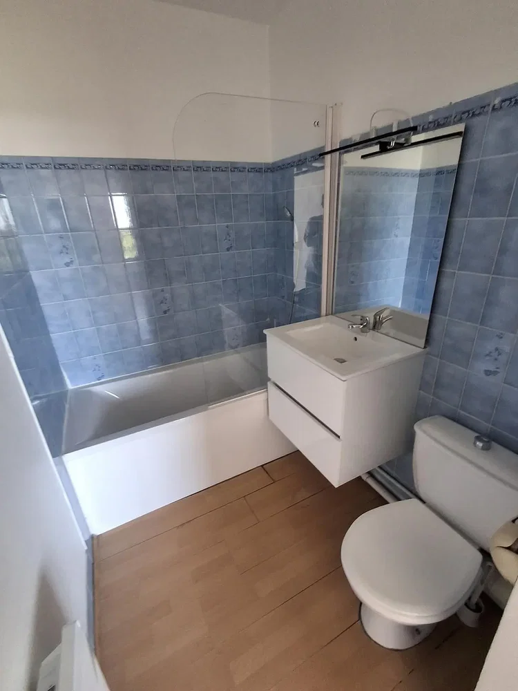 Badezimmer; fliesenboden, tageslicht