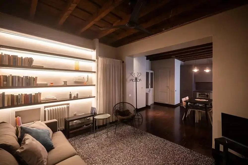 Salon; poutres en bois, lumière naturelle, style rustique
