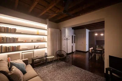 Salon; poutres en bois, lumière naturelle, style rustique