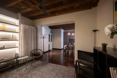 Salon; poutres en bois, parquet, lumière naturelle