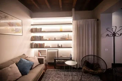 Salon; poutres en bois, lumière naturelle, style rustique