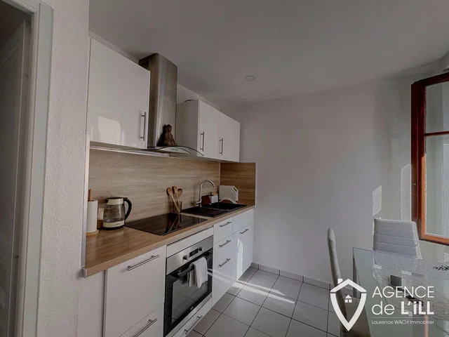 Cocina; electrodomésticos, suelo de baldosas, luz natural
