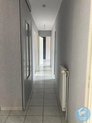 Woonkamer; tegelvloer