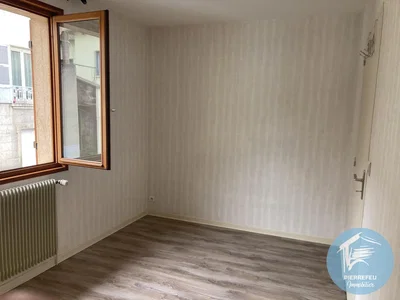 Slaapkamer; houten vloer, natuurlijk licht