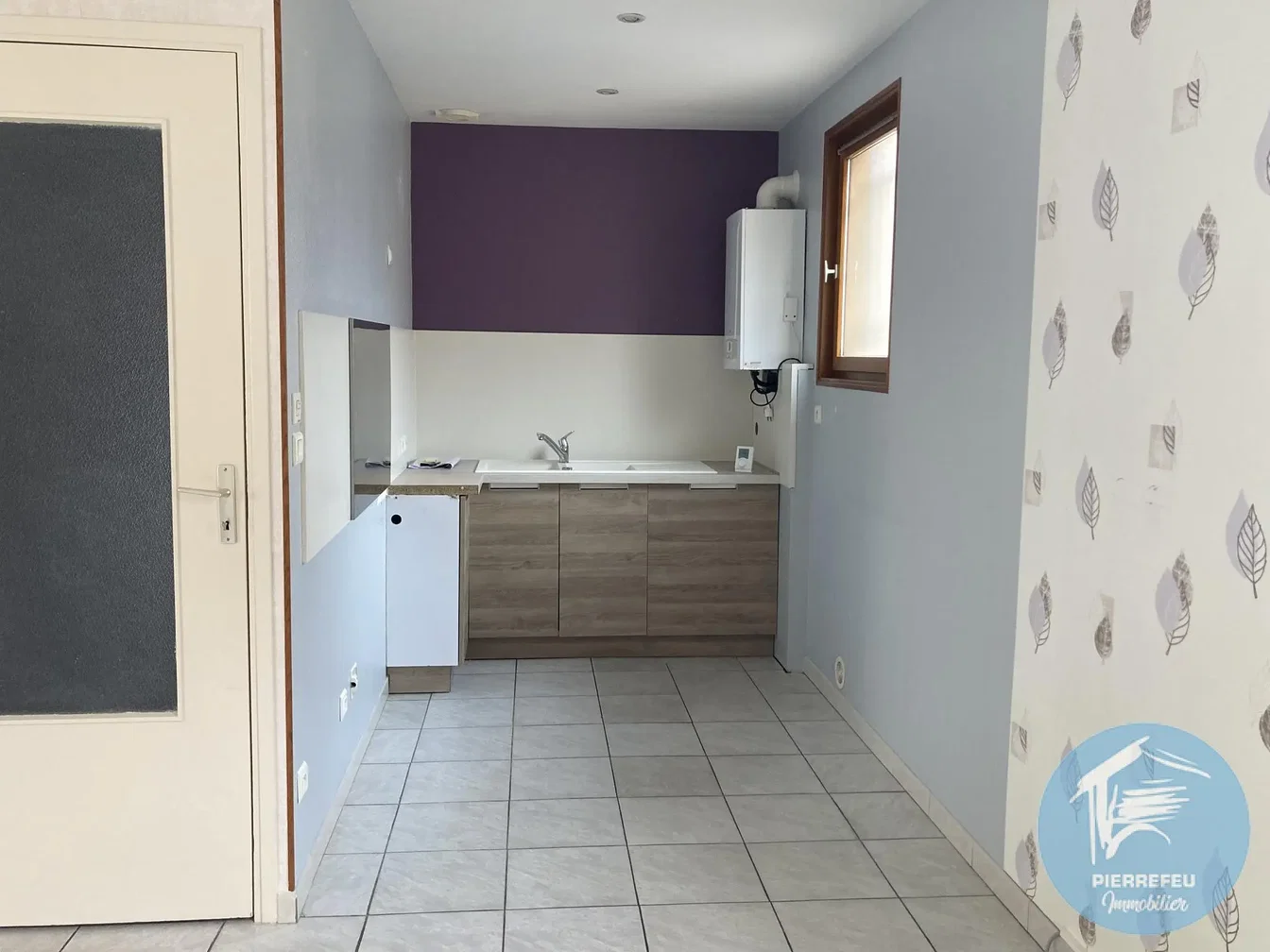Keuken; tegelvloer, renovatie nodig, natuurlijk licht