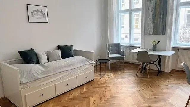 Dormitorio; suelo de madera, luz natural