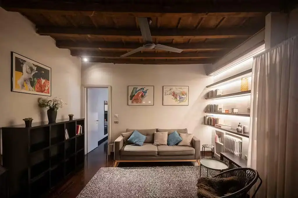 Salon; poutres en bois, parquet, lumière naturelle