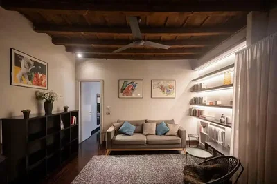 Salon; poutres en bois, parquet, lumière naturelle