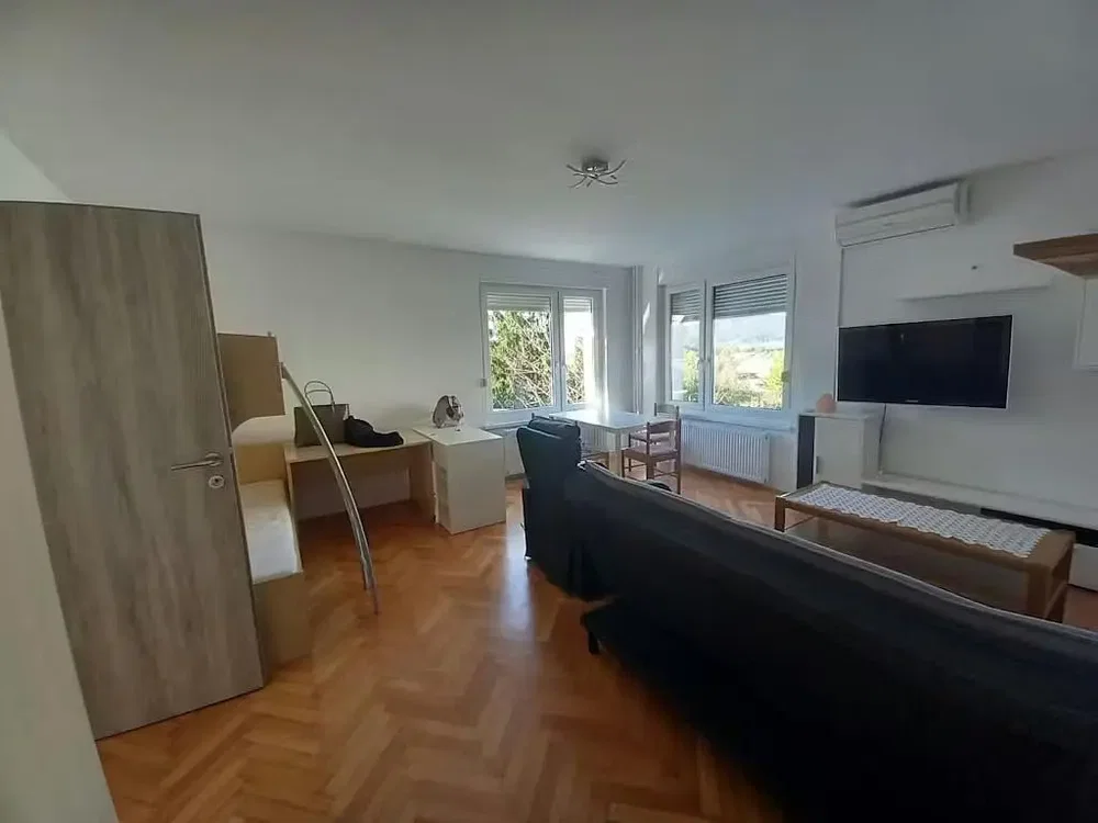 Soggiorno; pavimento in legno, luce naturale, stile moderno