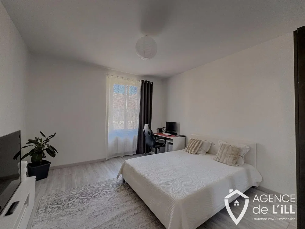 Dormitorio; luz natural, suelo de madera