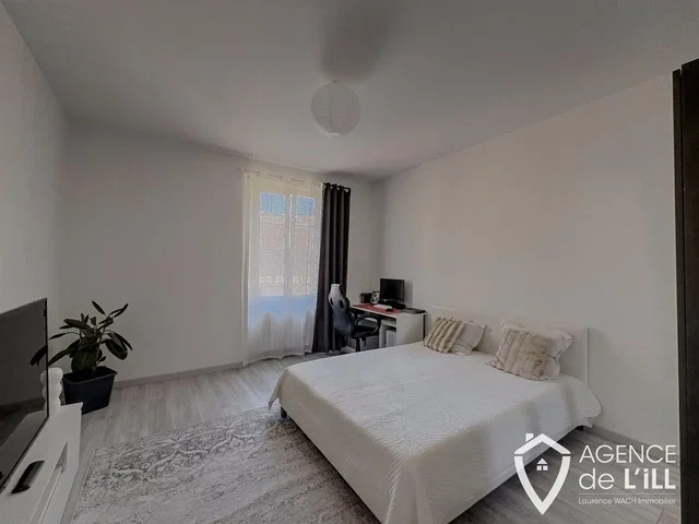Dormitorio; luz natural, suelo de madera