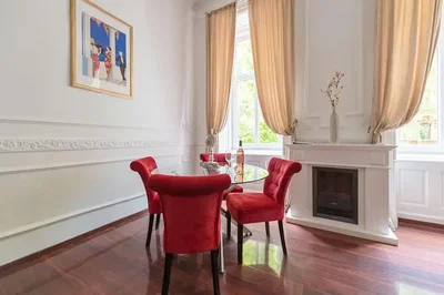 Oturma odası; şömine, ahşap zemin, doğal ışık, modern stil