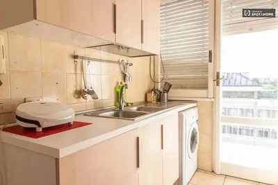 مطبخ; أجهزة المطبخ, أرضية من البلاط, ضوء طبيعي