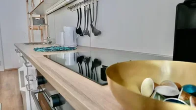 Cocina; electrodomésticos, suelo de madera, luz natural