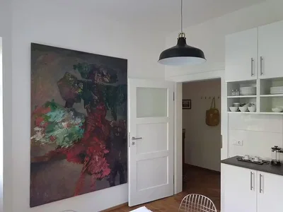 Kuchyně; kuchyňské spotřebiče, přirozené světlo, moderní styl