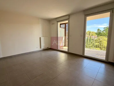Living room; tile floor, view, natural light