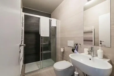 Toilette; fliesenboden, renoviert, tageslicht