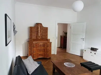 Obývací pokoj; dřevěná podlaha, přirozené světlo