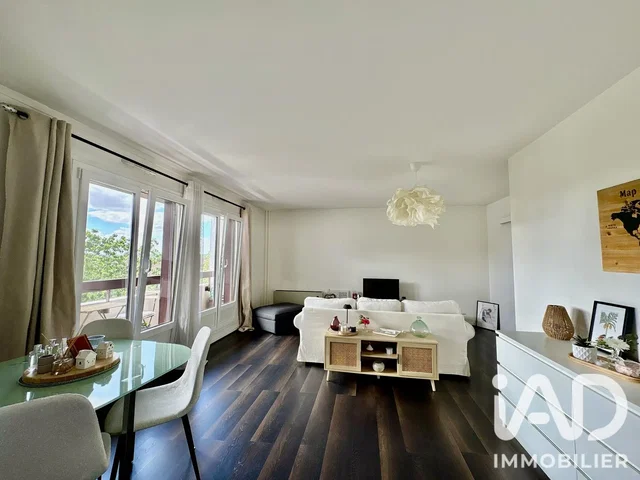 Oturma odası; ahşap zemin, doğal ışık, modern stil