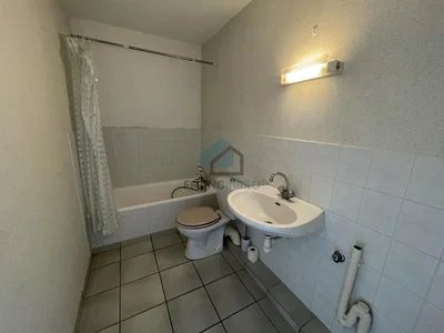 Toilette; fliesenboden, renovierungsbedürftig