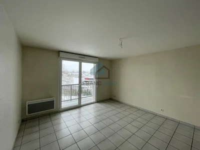Wohnzimmer; fliesenboden, tageslicht