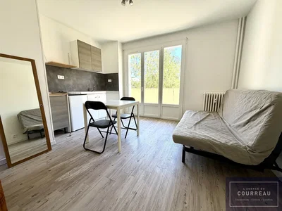 Woonkamer; keukenapparatuur, natuurlijk licht, houten vloer